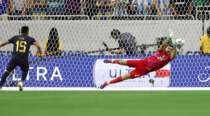 ‘বাজপাখি’ মার্তিনেসের বীরত্বে সেমিতে আর্জেন্টিনা